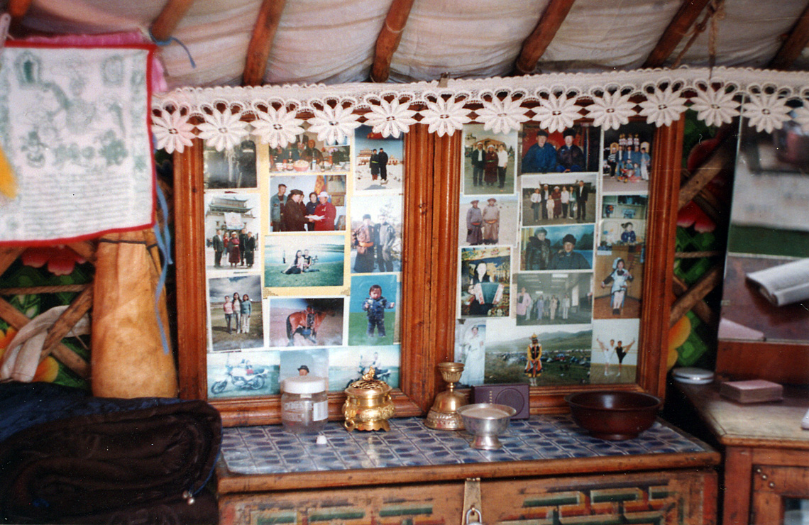 Autel avec vitrines de photographies, Uvs, Mongolie, été 2005