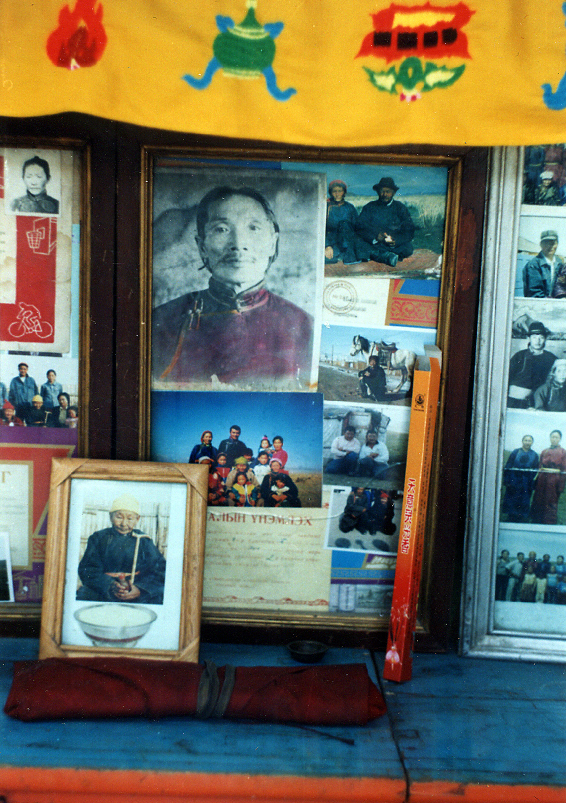 Autel avec vitrines de photographies, Uvs, Mongolie, été 2005